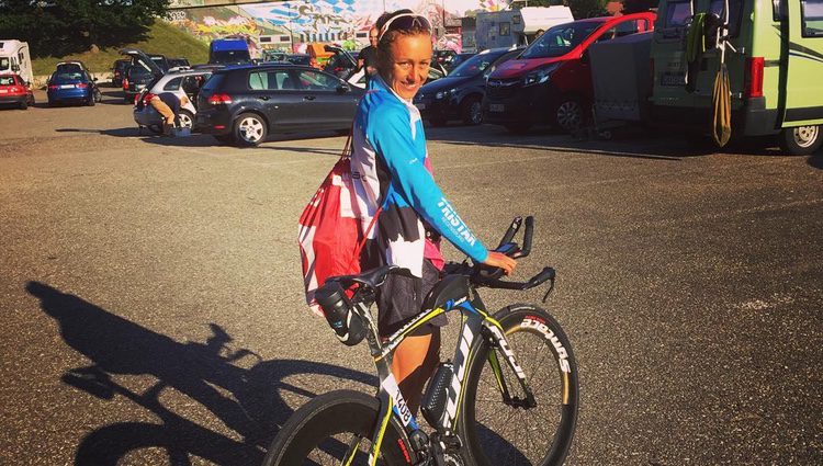 La triatleta alemana Julia Viellehner con su bicicleta