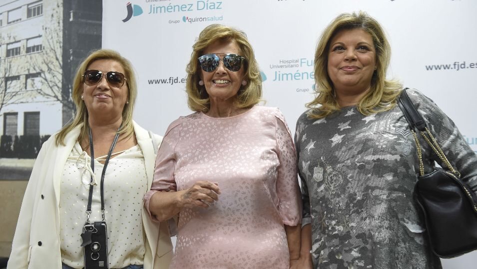 Maria Teresa Campos con sus hijas Carmen Borrego y Terelu Campos tras recibir el alta