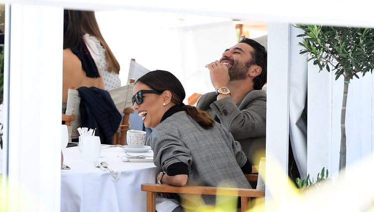 Eva Longoria y su marido Jose Baston muy enamorados en Cannes