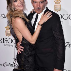 Antonio Banderas y Nicole Kimpel en el evento 'Love On The Rocks' en Cannes