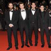 Josh Safdie, Robert Pattinson, Benny Safdie, Buddy Duress y Taliah Webster posando en el Festival de Cannes 2017