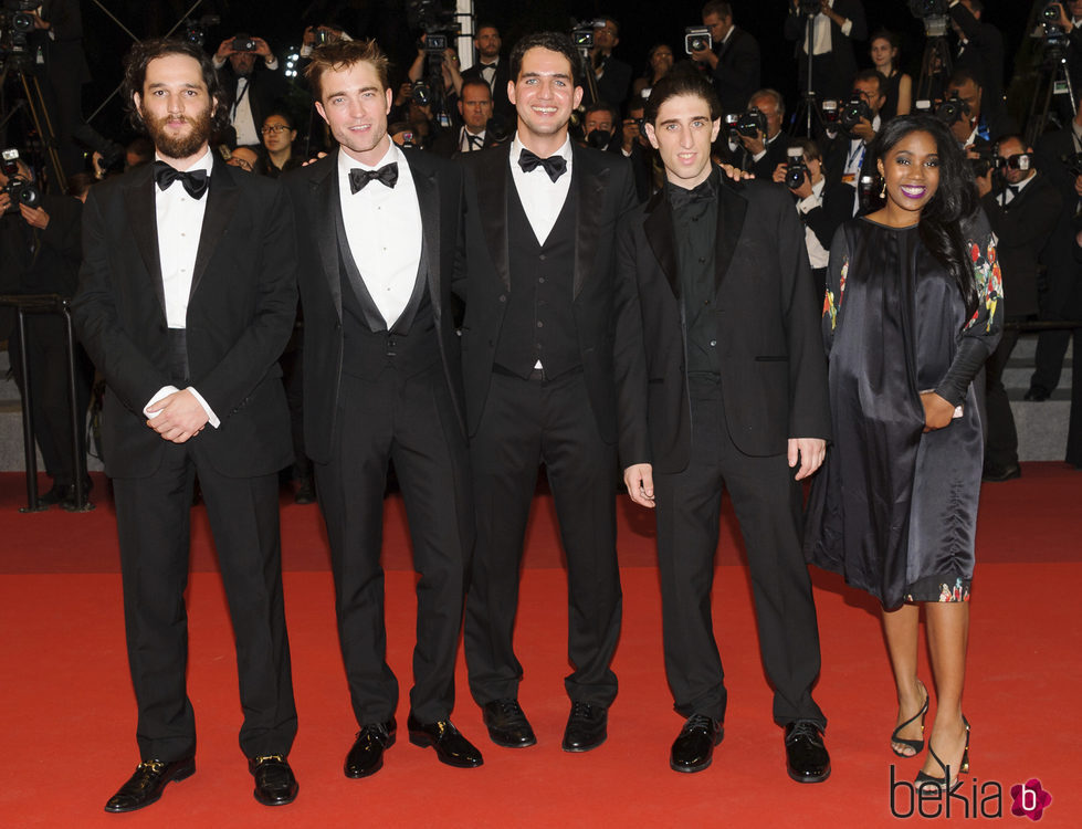 Josh Safdie, Robert Pattinson, Benny Safdie, Buddy Duress y Taliah Webster posando en el Festival de Cannes 2017