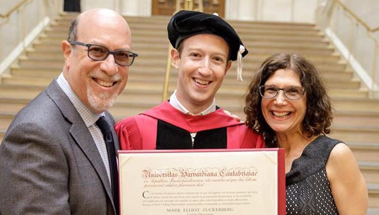 Mark Zuckerberg con sus padres recogiendo el título de graduado