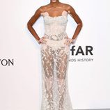 Winnie Harlow en la Gala amfAR del Festival de Cannes 2017