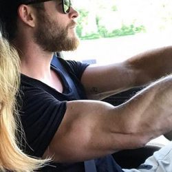 Elsa Pataky Chris Hemsworth en el coche