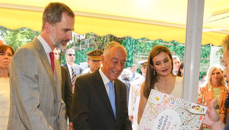 Los Reyes Felipe y Letizia con el presidente de Portugal mirando libros en la inauguración de la Feria del Libro 2017