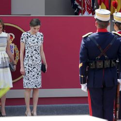 María Dolores de Cospedal y la Reina Letizia en el desfile del Día de las Fuerzas Armadas 2017