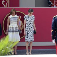 María Dolores de Cospedal y la Reina Letizia en el desfile del Día de las Fuerzas Armadas 2017