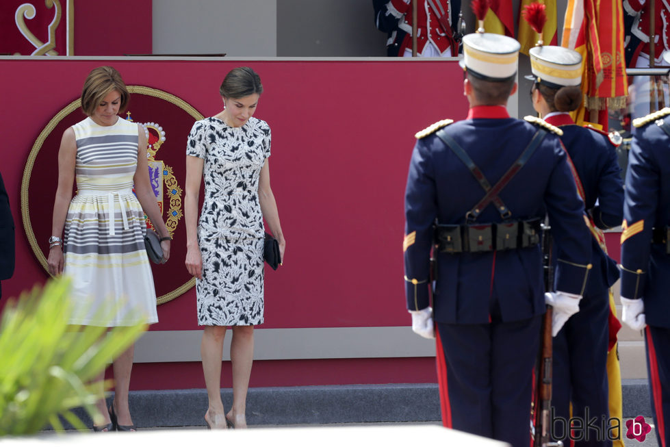 María Dolores de Cospedal y la Reina Letizia en el desfile del Día de las Fuerzas Armadas 2017