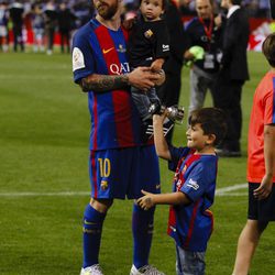 Leo Messi con sus hijos Thiago y Mateo en la final de la Copa del Rey 2017