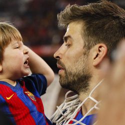 Sasha Piqué mira enfadado a Gerard Piqué en la final de la Copa del Rey 2017