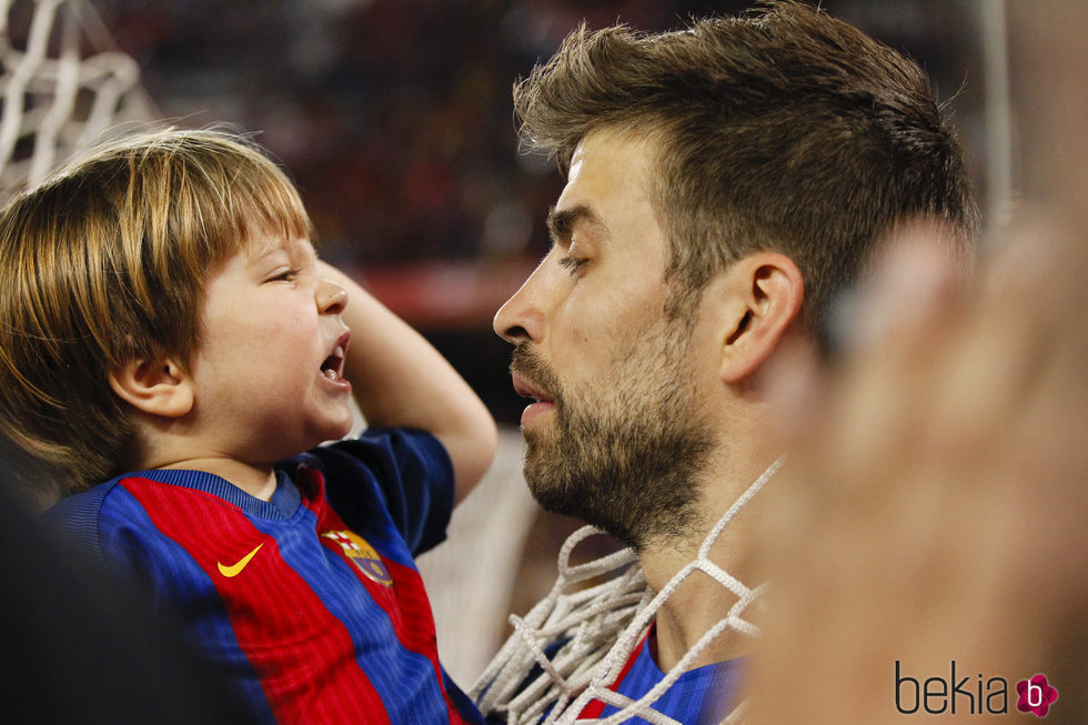 Sasha Piqué mira enfadado a Gerard Piqué en la final de la Copa del Rey 2017