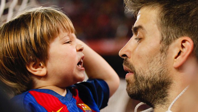 Sasha Piqué mira enfadado a Gerard Piqué en la final de la Copa del Rey 2017