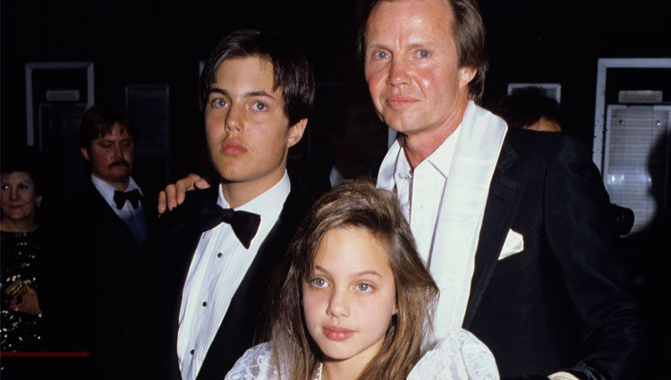 Jon Voight junto con sus hijos Angelina y James