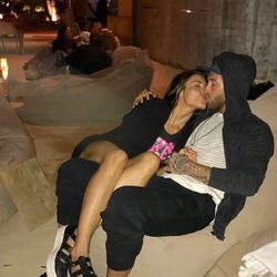 Sergio Ramos y Pilar Rubio dándose un tierno beso