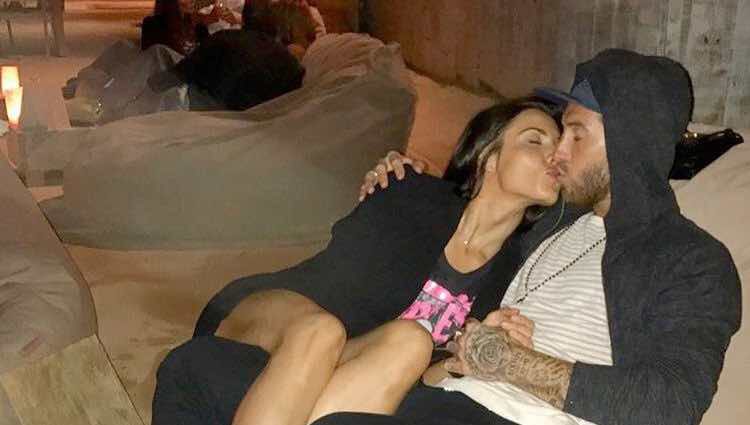 Sergio Ramos y Pilar Rubio dándose un tierno beso