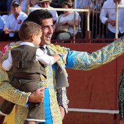 Víctor Janeiro torea ante la mirada de su hijo