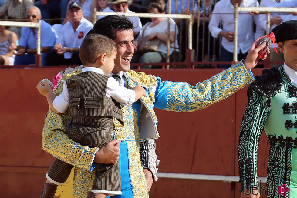 Víctor Janeiro torea ante la mirada de su hijo