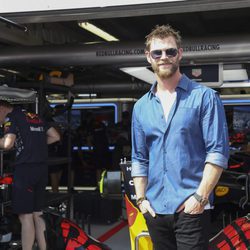 Chris Hemsworth en el paddock del GP de Mónaco 2017