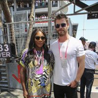 Serena Williams y Chris Hemsworth en el GP de Mónaco 2017