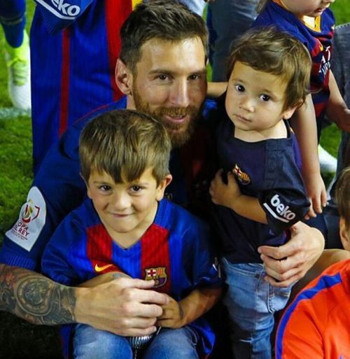 Leo Messi con sus hijos Thiago y Mateo celebrando la victoria del Barça en la Copa del Rey 2017