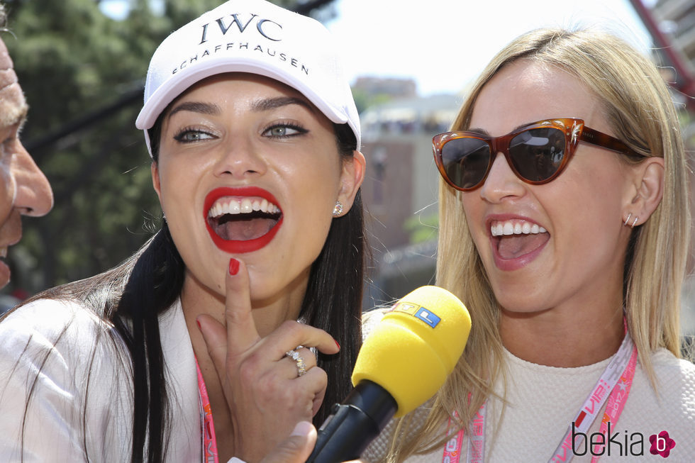 Adriana Lima y Carmen Jordá derrochando complicidad en el GP de Mónaco 2017