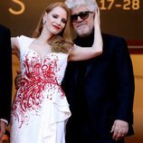 Pedro Almodóvar y Jessica Chastain en la gala de clausura de Cannes 2017