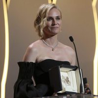 Diane Kruger recogiendo la palma a Mejor actriz en la clausura de Cannes 2017