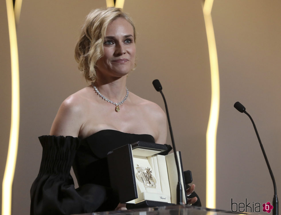 Diane Kruger recogiendo la palma a Mejor actriz en la clausura de Cannes 2017