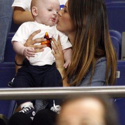 Helen Lindes da un besito a su hijo Alan durante un partido de baloncesto