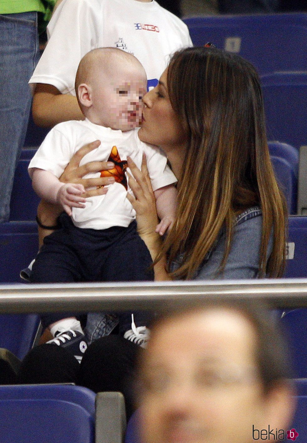 Helen Lindes da un besito a su hijo Alan durante un partido de baloncesto