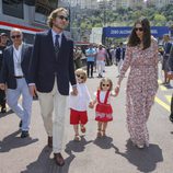 Andrea Casiraghi con Tatiana Santo Domingo y sus hijos en el GP de Mónaco 2017