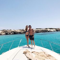 Jessica Bueno y Jota Peleteiro a bordo de un yate celebrando su segundo aniversario de boda