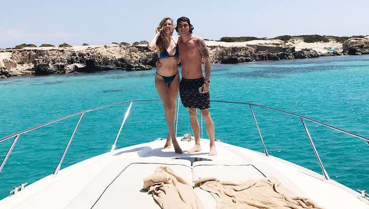 Jessica Bueno y Jota Peleteiro a bordo de un yate celebrando su segundo aniversario de boda