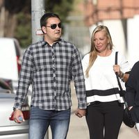 Belén Esteban con su novio Miguel llegando a los Juzgados de Torrejón de Ardoz