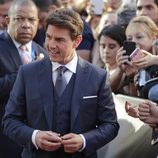 Tom Cruise posando con los fans en la presentación de 'La Momia' en Madrid