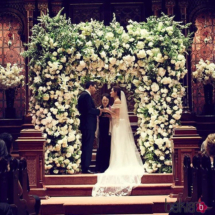 Emmy Rossum y Sam Esmail dándose el 'sí quiero'