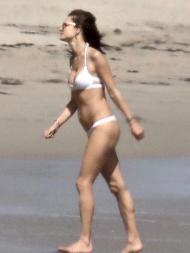 Alessandra Ambrosio disfrutando del sol y la playa en Malibú