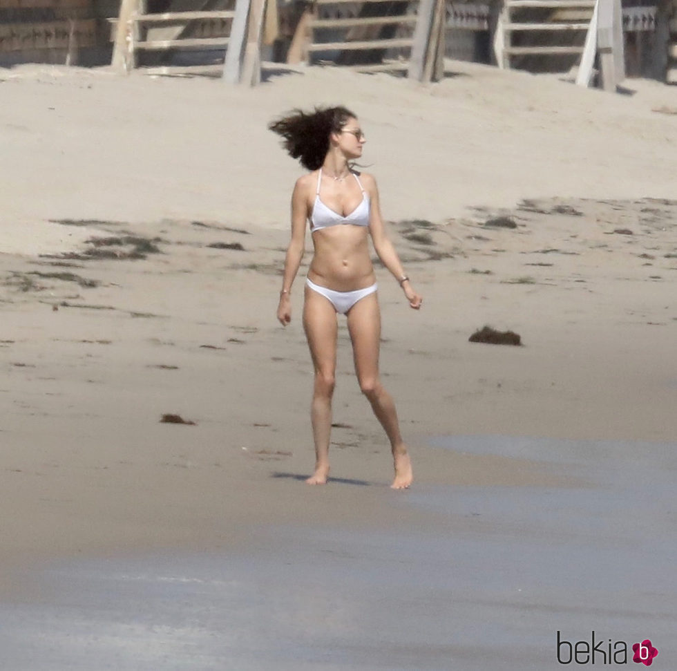 Alessandra Ambrosio luciendo cuerpazo en Malibú