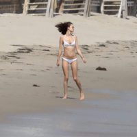 Alessandra Ambrosio luciendo cuerpazo en Malibú