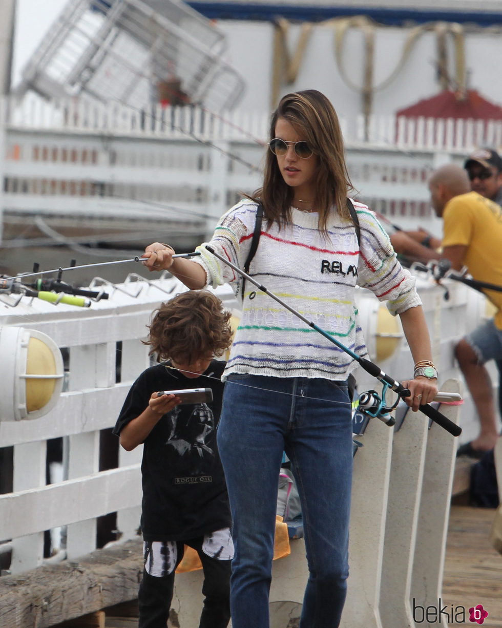 Alessandra Ambrosio de vacaciones en Malibú