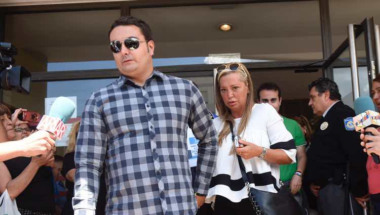 Belén Esteban y su novio Miguel saliendo de la primera sesión del juicio contra Toño Sanchís