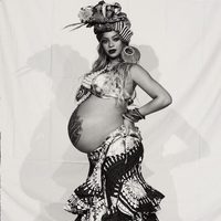 Beyoncé posa embarazada vestida de africana