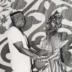 Beyoncé y Jay Z se agarran de las manos y se miran dulcemente