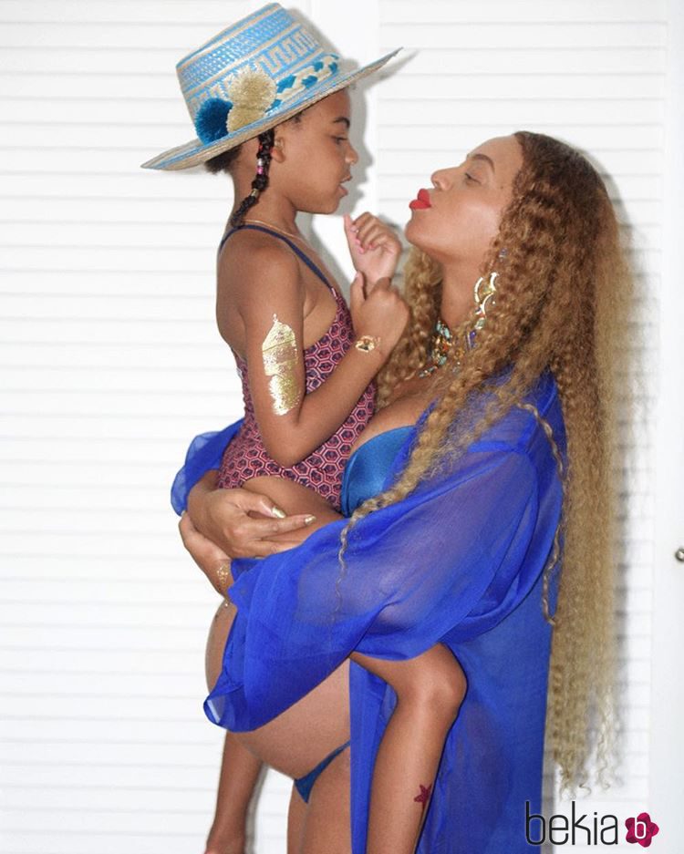 Beyoncé cogiendo en brazos a Blue Ivy