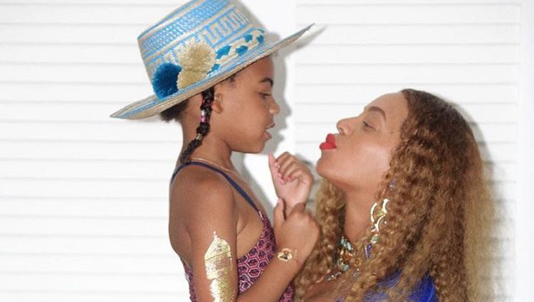 Beyoncé cogiendo en brazos a Blue Ivy