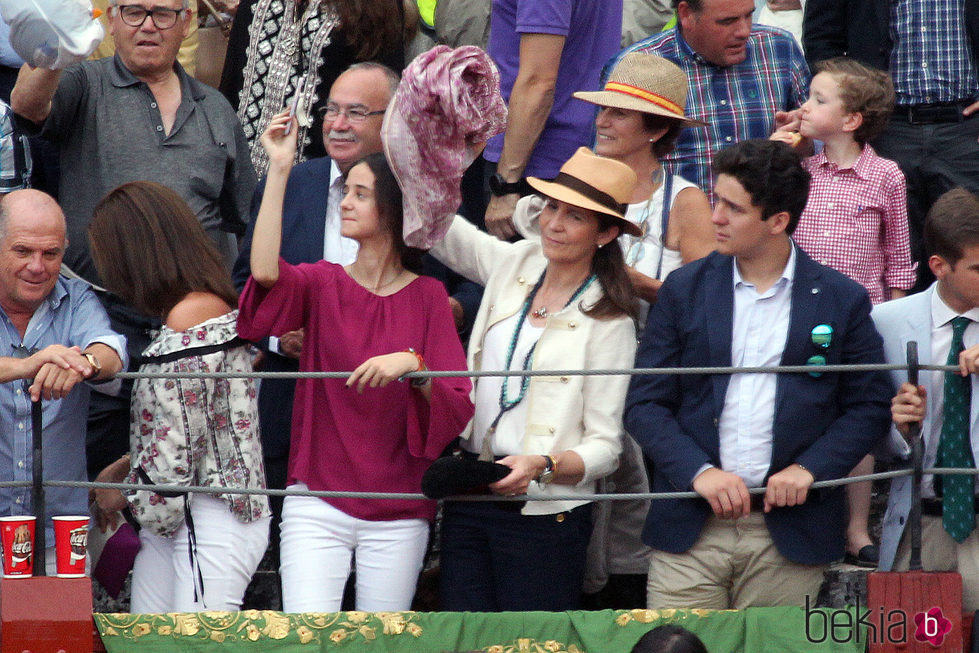 La Infanta Elena y sus hijos en los toros en Aranjuez