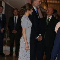 La Reina Letizia presume de coleta burbuja en un acto oficial