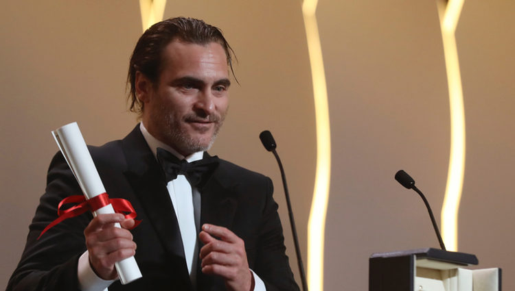 Joaquin Phoenix recogiendo la Palma al mejor actor en el Festival de Cannes