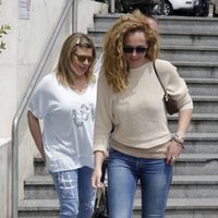 Rocío Carrasco y Terelu Campos visitando a María Teresa Campos en el hospital